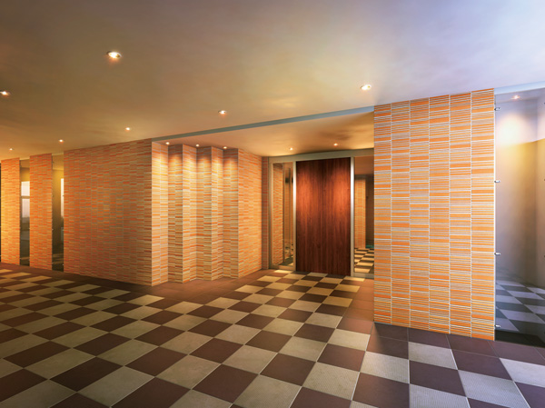 Buildings and facilities. When you set foot in the building from the entrance approach, It spreads fine Yingbin space forget the bustle in front of the station. Wall tiles wear floor tiles and rich facial expressions that spread in a checkered pattern. Calm indirect lighting. By securing the ceiling height, It was to cherish the open atmosphere. (Entrance Rendering CG)