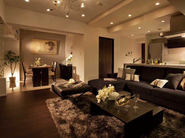 Room and equipment. The noble brown flooring, Living the soft sunlight pours ・ dining. By the open type kitchen, Produce a carefree spread, It was a space with relaxation and a feeling of opening. In the space where the family of the smile is bouncy, It will flow when the slowly.  (living ・ dining / Model Room F type ※ Some including pay option specification (application deadline have))