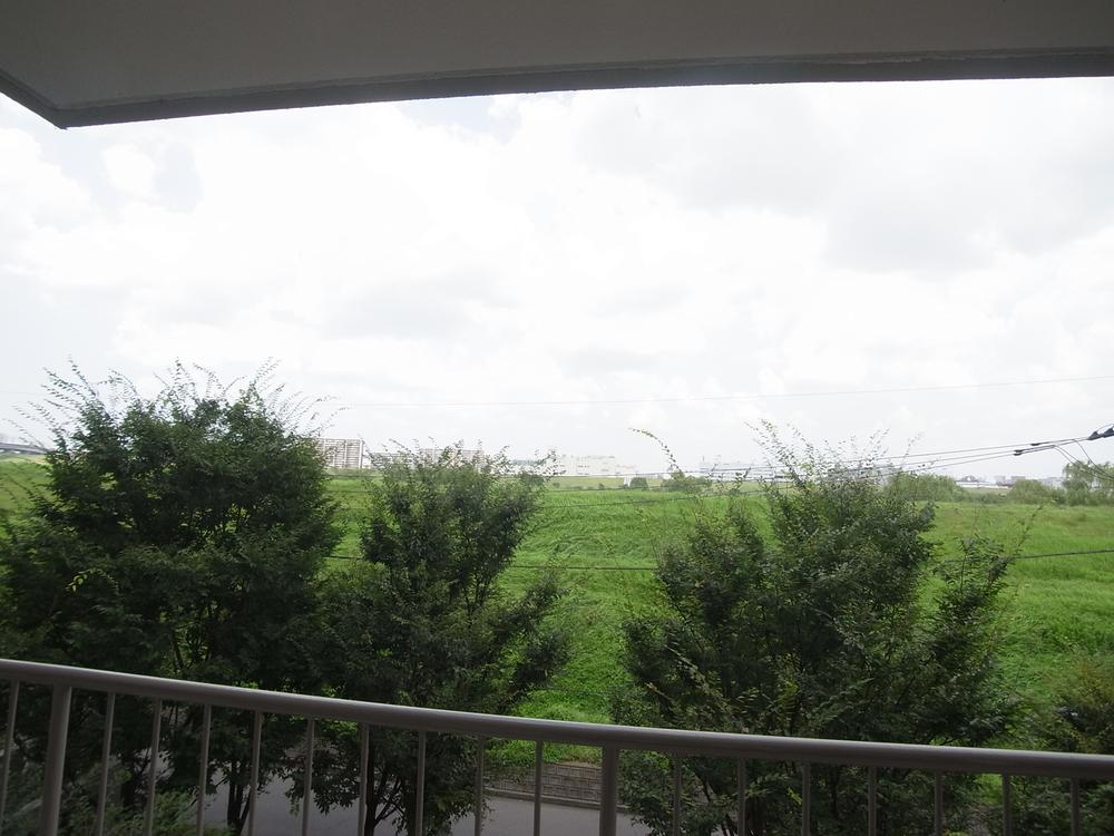 View photos from the dwelling unit. View from the local: the north side (September 2013) Shooting