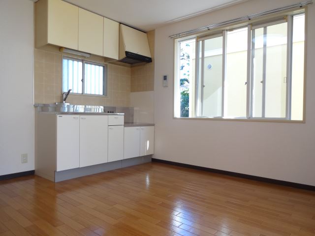 Living and room. Corner room. Many window, Good ventilation