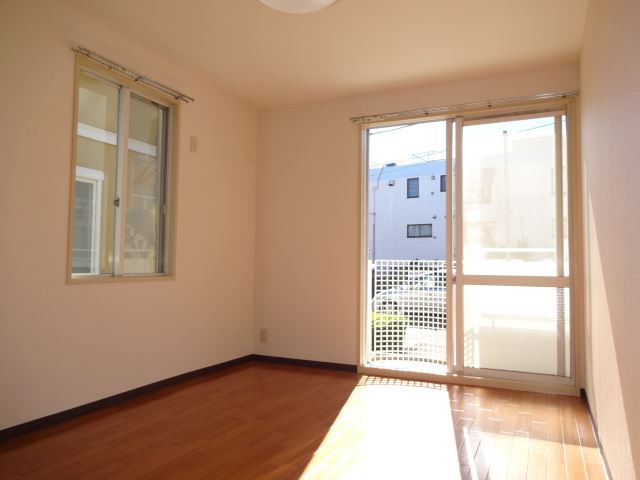 Living and room. Corner room. Day ventilation good