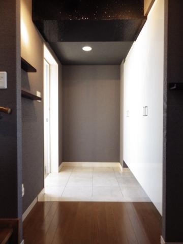 Entrance. It is a photograph that was looking at the front door from the hallway.