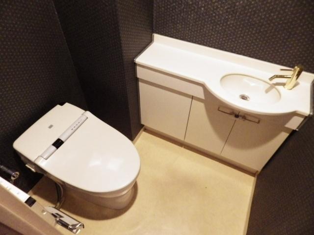 Toilet. It is the seventh floor of the toilet. At the top, Also it comes with a hanging cupboard.