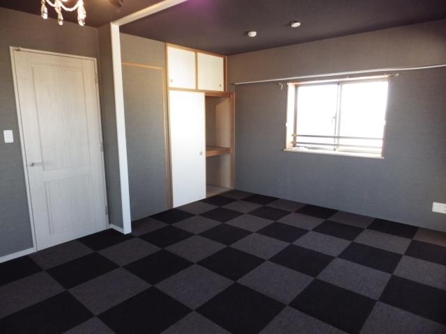 Non-living room. About six quires of Western-style. Is (8 floor) south of daylight bay window.