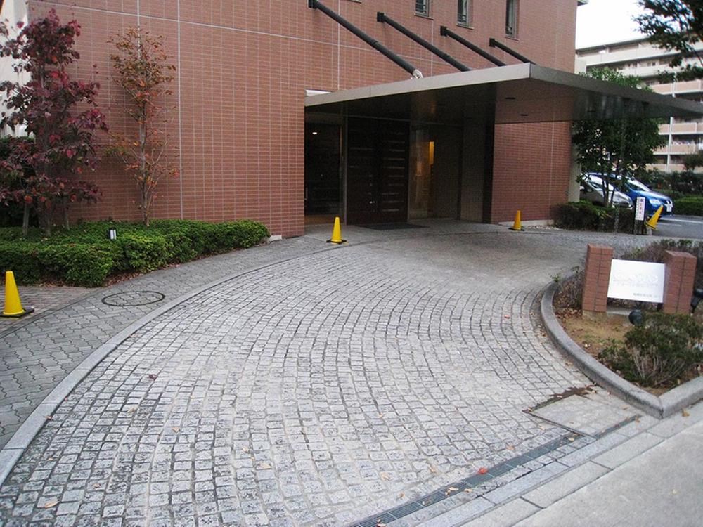 Entrance. There is convenient driveway to the front entrance