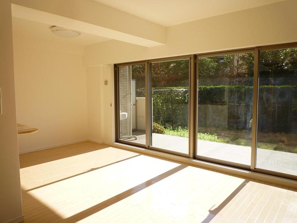 Living. South-facing sunny living dining at about 13.1 Pledge of wide span. Ceiling height with floor heating is about 2500mm (12 May 2013) Shooting