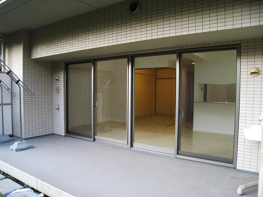 Garden. Slop sink is equipped with a large terrace (12 May 2013) Shooting