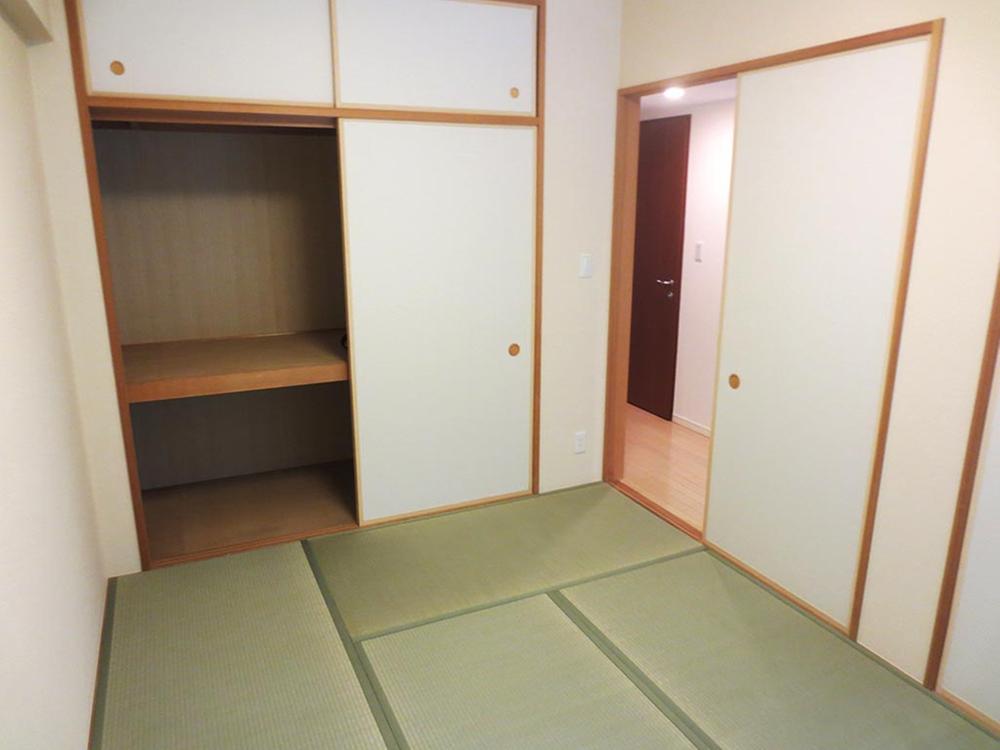 Non-living room. Japanese-style room is about 6 Pledge ・ Upper closet with storage (12 May 2013) Shooting