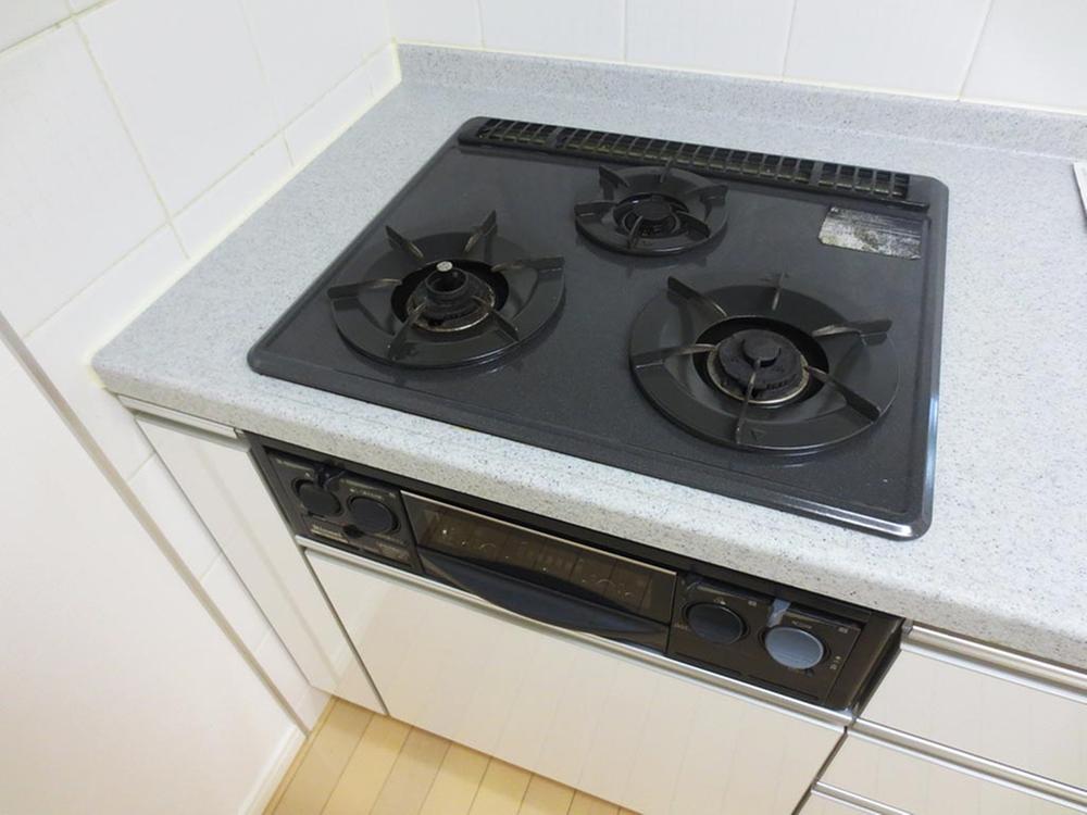 Kitchen. Convenient 3-neck gas stove (December 2013) Shooting