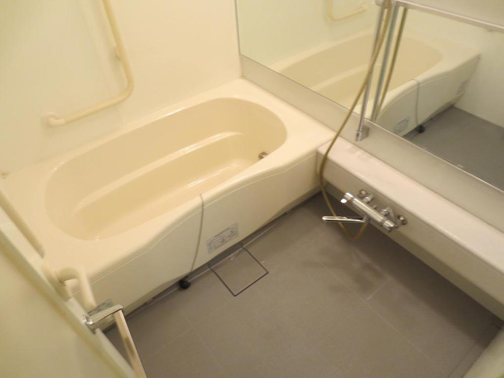Bathroom. Add cooking function ・ With L-shaped handrail (12 May 2013) Shooting