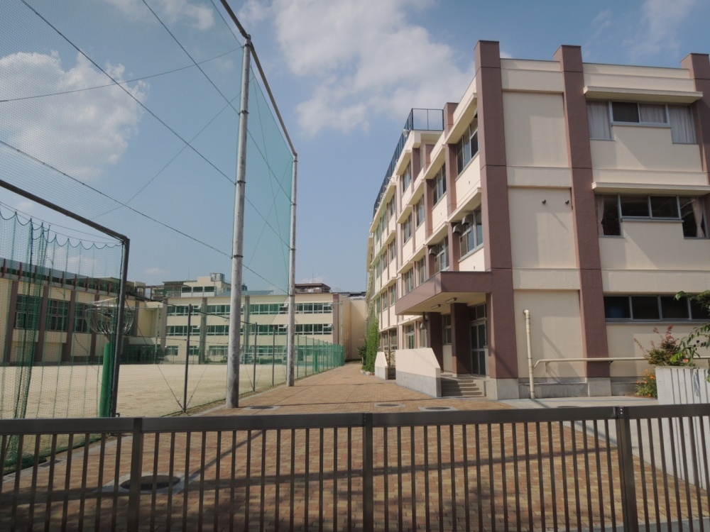 Junior high school. 678m until Itabashi Shimura third junior high school (junior high school)