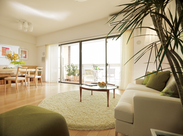 Living.  [A feeling of opening living ・ dining] Space gather the family, Is a place with a wide latitude should, Living from the designer of the feelings of the ・ Dining ceiling height of up to about 2.63m. It will keep crowded taken in a room without missing the sunshine and refreshing breeze to exit the Tokengai. (EG type ※ Sale already ※ Furniture accessories and consumables and options specifications, etc. are not included in the price)