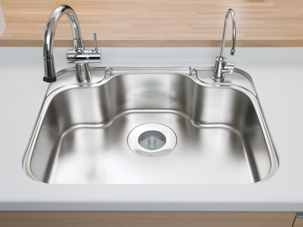 Kitchen.  [Large sink with a reduced sound to hit the water and tableware ・ Quiet sink] Is washable comfortably lot of tableware and vegetables at a time, Draining plate was also adopted a large sink with. This is very convenient when you wash a large wok or frying pan. Also, By affixing the damping material to the sink bottom, To reduce the harsh sound of when the shower water and tableware hits the sink, Was consideration to such conversations reunion of families. Also, The amount of water in the lever operation one ・ Temperature can be adjusted, It has adopted a single-lever shower faucet. Since the pull out shower head is useful, for example, sink cleaning.