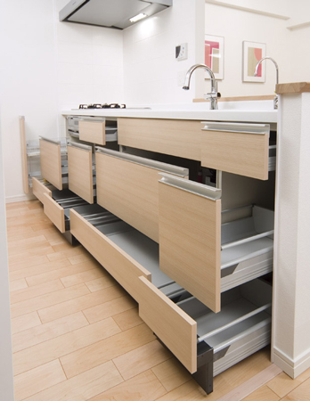 Kitchen.  [Sliding storage] Storage of system kitchens, It can be effectively utilized in the prone cabinet in a dead space, It has adopted a sliding storage. Austria of the world's top class in the drawer ・ Adopted Blum Inc. of bull motion rail. Not only pulled out smoothly all the way, Mechanism work in front of swiftly closed, Soften the impact, Slowly and gently pull.