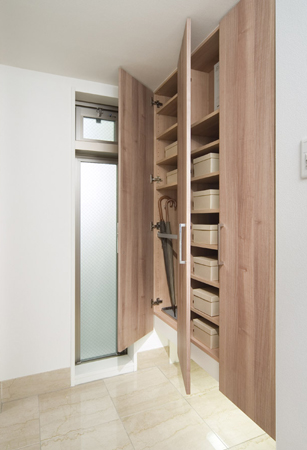 Receipt.  [Abundantly tall type footwear input-to-ceiling can be stored] The entrance, Has established a footwear input of tall type there is a height of up to ceiling near. A number of footwear, of course, Until the boots and umbrella, You can clean storage.  ※ You may have set up a distribution board to the top.  ※ There is a type to be part shoes cloak.