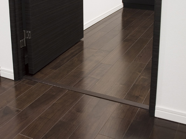 Other.  [Full-flat design, etc.] Such as falling stumbled, As much as possible to eliminate the floor level difference in the dwelling unit in order to avoid unexpected accidents in the dwelling unit, Realize the full flat floor (entrance, Except for the doorway of the balcony). Other, Operation of the entrance door Ya smooth push-pull handle, Consideration the safety handrail ・ Etc. subjected to a handrail mounting base reinforcement throughout, We aim to live friendly people who live.