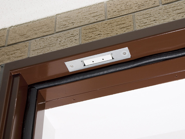 Security.  [Security sensors] Entrance door ・ Set up a crime prevention sensor to the dwelling unit of the window. Entrance door while security set ・ When the window is opened, Sensor reacts, Place a abnormal signal to the security company sounds an alarm at the dwelling units within the intercom master unit and the Genkanshi machine.