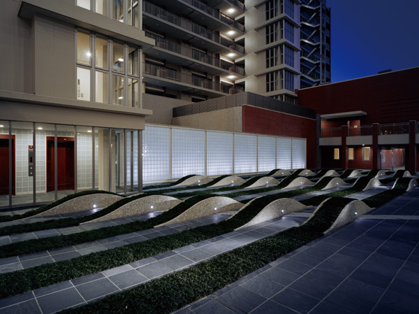 Features of the building.  [Courtyard "TEIEN"] Precisely because it places to every day, When I want to stick to an impressive space timeless until. From such feelings, Playful design has been adopted by modern.