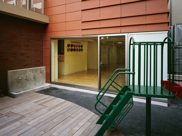 Shared facilities.  [On-site childcare facilities "Cosmo mate Tokiwadai nursery"] Shortly after birth in the tenants priority ~ It opened a nursery school as leaving your children up to 2 years. 8:30AM ~ 6:00 because it is entrusted to the PM as long as I'm happy in the double-income household (surcharge. Early morning childcare (7:30 AM ~ ) And extended day care ( ~ 8:00 PM) There is also a. 2009.8 shooting)