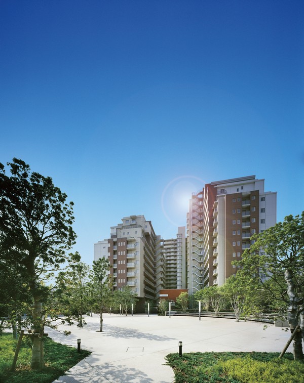 Buildings and facilities. The site is also provided public open space of approximately 5700 sq m, which was named "The Four Seasons of Mori", Have been planted green is also about 8800 this. Yoshino cherry tree in the spring, It tells the maple is vividly season in the fall, You can feel the transitory pleasant four seasons. The peripheral local, Fewer big tall building, Appearance to stand tall against the blue sky is catching more eyes. (Appearance August shooting, 2009)
