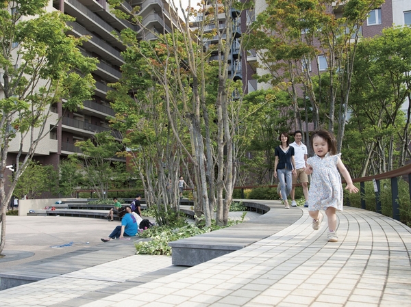 Buildings and facilities. Public open space of approximately 5700 sq m in on a clear day on-site to the "four seasons of Mori". A variety of shared facilities are also attractive that can be used with ease as an extension space of the home. Including "theater room", Gymnasium "free stadium" and the like are available. On-site "nursery" is also.  ※ Part of a shared facility reservation is needed ・ Compensation ※ Nursery is limited to use