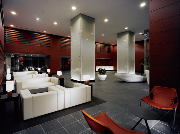 Buildings and facilities. Of the two-layer open-air lounge, The glass wall one side of the south-facing in order to give a sense of openness. To prepare the sofa sets and foliage plants and spacious, And feel free to like spend a leisurely time consideration is made. Refrain concierge, It is also a café service (paid) (March 2009 shooting)