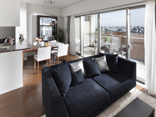 Room and equipment. Large sofa also fit comfortably living ・ dining. Western and LD of the sliding door specification is also available as a large space of a stretch. Produce a relaxed view of the room a feeling of opening that extends out of the window. (10th floor of the October 2011 shooting ・ 1015, Room ・ SE Type menu plan ※ Application Exit. Furniture accessories and consumables and options specifications, etc. are not included in the price)