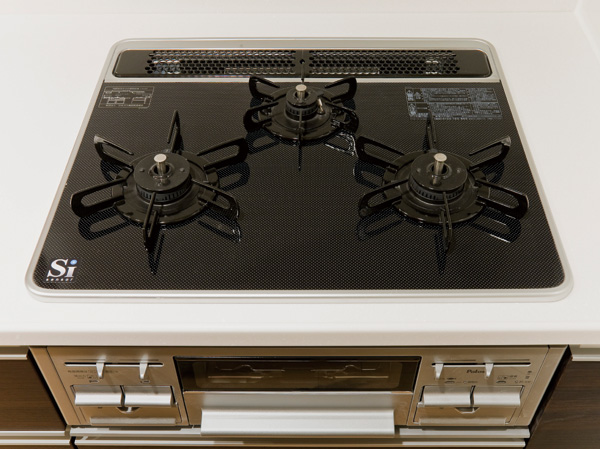 Kitchen.  [Three-necked gas stove] Lighting failure safety device, Cooking oil overheating prevention, Prevent scorching, Grill exhaust port Saegikemuri, Child Lock, Forgetting to turn off automatic fire extinguishing, safety ・ Equipped with a peace of mind function. Excellent heat resistance, Care is also easy glass top specification. (Same specifications)