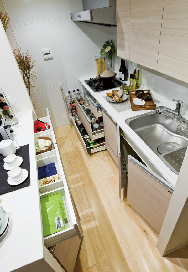 Kitchen.  [Slide-open door combination storage] Kitchen storage that can be effectively utilized in the cabinet as far as it will go. It has a combination of such sister easy to open door storage sho bottle.