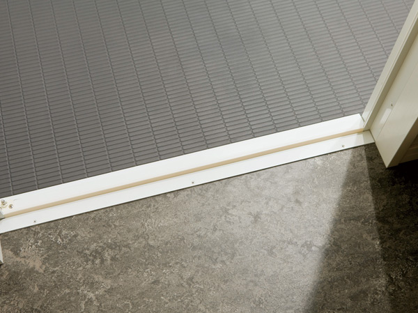 Bathing-wash room.  [Flat design] Between the powder room and the bathroom, To flat no steps. We also considered to safety.