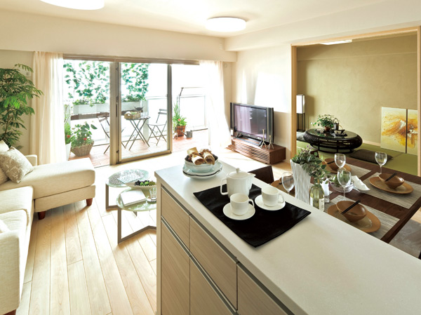 Interior.  [Living-dining] <Eco-Village Takashimadaira Akatsuka Park> is all houses facing south. Lighting by providing a number of openings ・ To ensure ventilation, I was brought up in the south balcony "green curtain" is, It blocks the strong sunshine of summer.