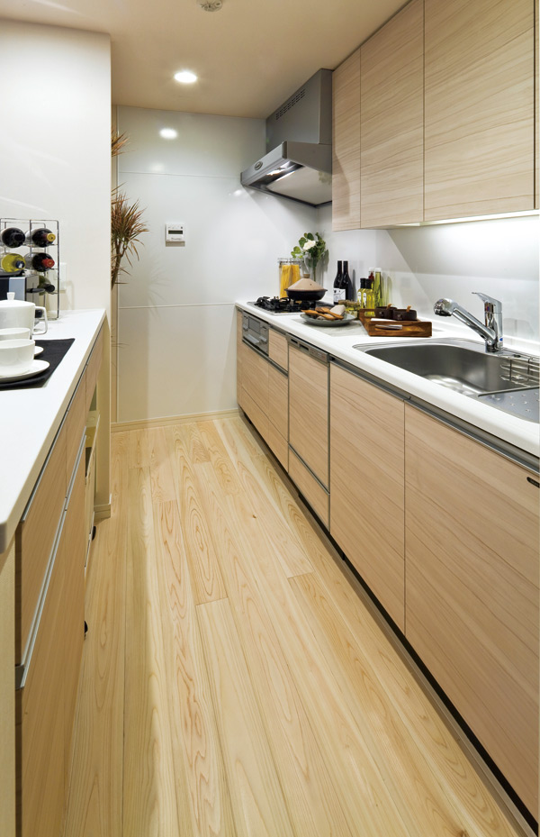 Interior.  [kitchen] Quiet wide sink and a three-necked gas stove, etc., Kitchen facilities to functionally support the housework is equipped.