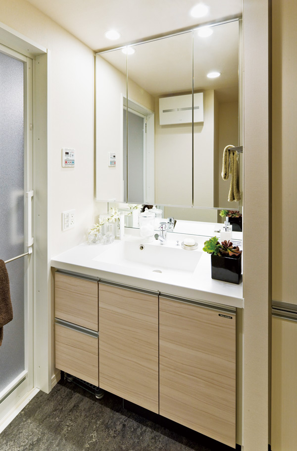 Interior.  [Powder Room] The powder room of the three-sided mirror, It comes with a handy back storage. Cosmetic tools and toiletries is very convenient been clean and summarized in this storage.