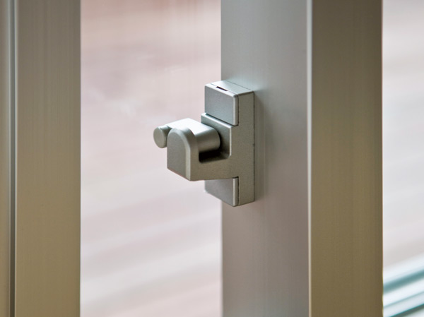 Other.  [Finger scissors prevention stopper] So as not to pinch your fingers when you open the sash, Make a left pull. It is safe at home with small children (except for some).