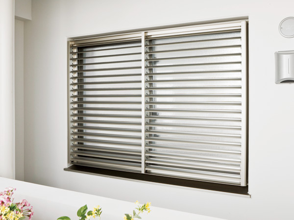 Common utility.  [Louver surface lattice] In the shared hallway side of the window (some of them), To ensure ventilation while protecting the privacy, Installing a louver surface lattice. You can adjust the air volume in the angle adjustment of the louver.  ※ Published photograph of, All models Room B type