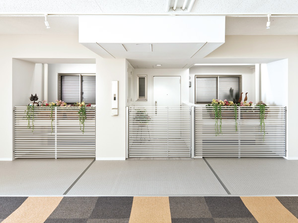 Common utility.  [Atrium] Installing the atrium before Western-style. To separate the shared corridor and dwelling unit, While increasing the privacy of, It also considered the ventilation.