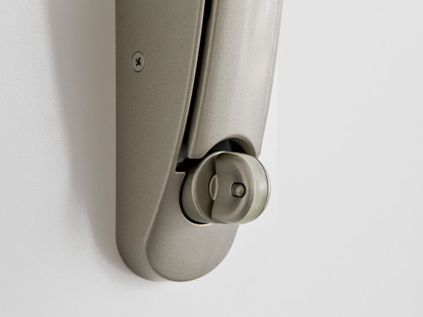 Security.  [Thumb turn turning measures] Adopt a difficult crime prevention thumb that are unlocked even with tools such as wire from the outside.