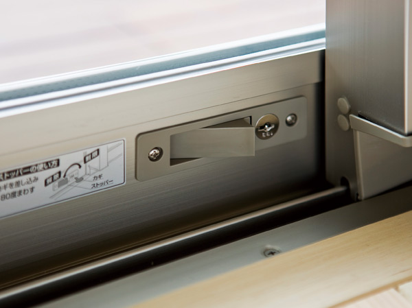 Security.  [Ventilation for crime prevention stopper] The sash, To allow night ventilation, Stopper multiplied by the limit open comes with.