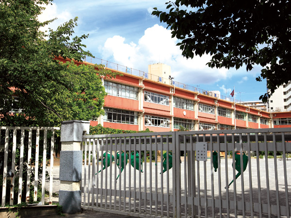 Surrounding environment. Municipal Takashima second elementary school (about 630m ・ An 8-minute walk)