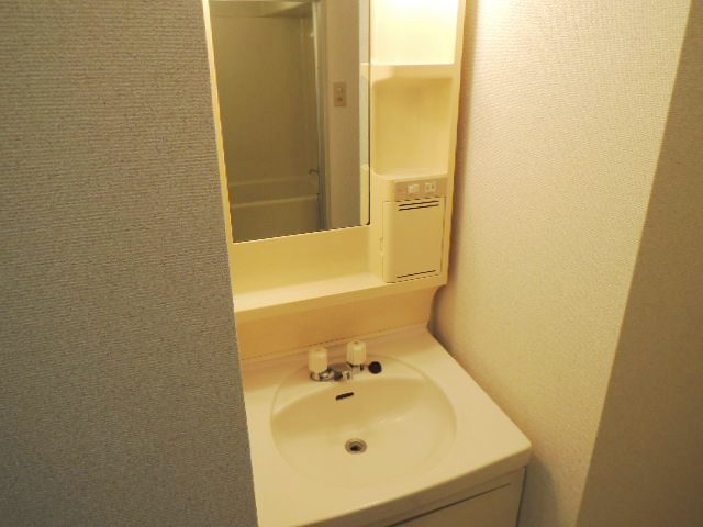 Washroom. Independent wash basin