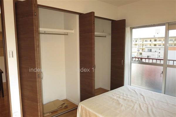 Non-living room. The room clean, double closet