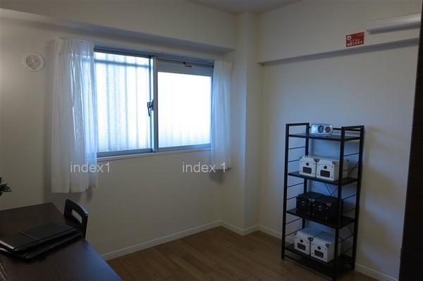 Non-living room. Entrance side of the service room