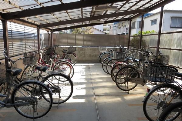 Other common areas. Bicycle-parking space ・ Bike shelter is also empty there (December 2013)
