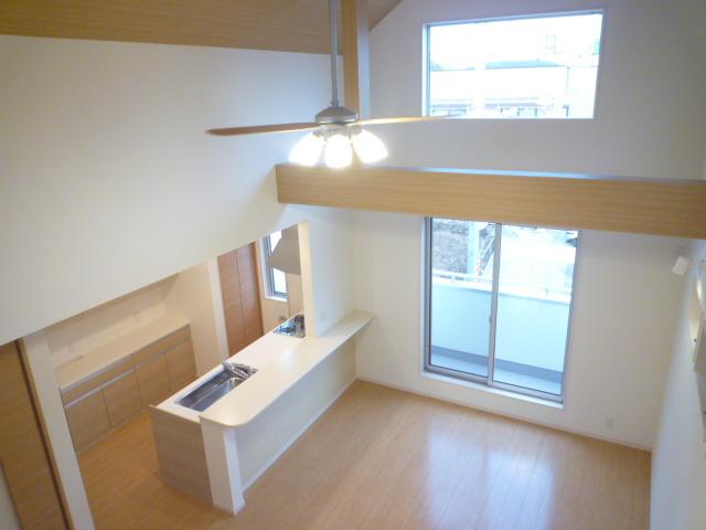 Living. Building 3 Living. Atrium ceiling height of 4.5m will Thank feeling of freedom. 