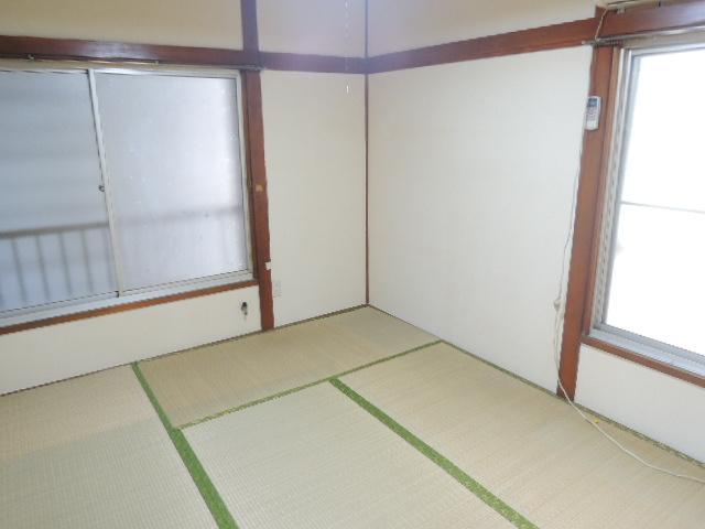 Other room space. A bright room