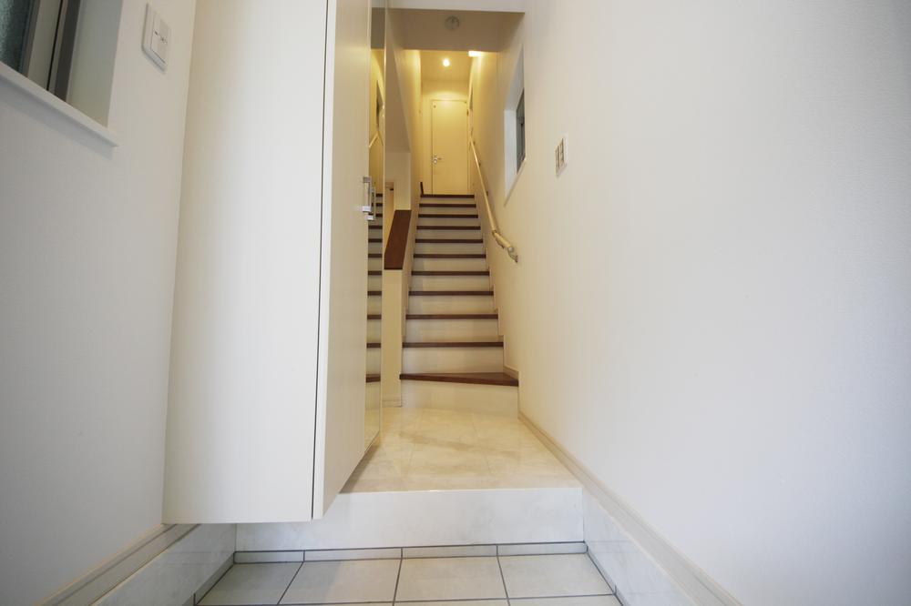 Entrance. Marble tile adopted floating luxury