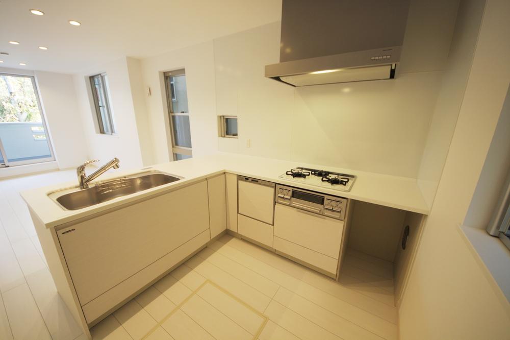 Kitchen. Dishwasher equipped, Artificial marble top, Enamel made clear stream plate