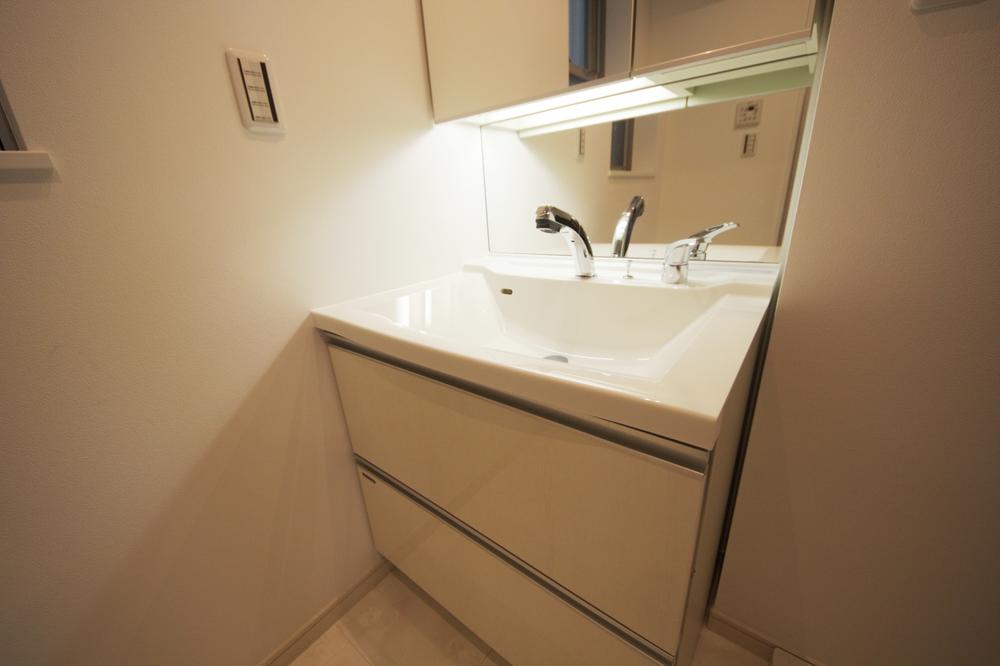 Wash basin, toilet. Wide wash basin