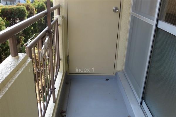 Balcony. Two-sided balcony ・ There are also external storage