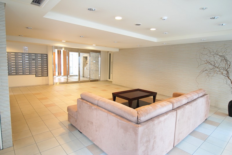 lobby. It is welcome in a wide entrance lobby. 